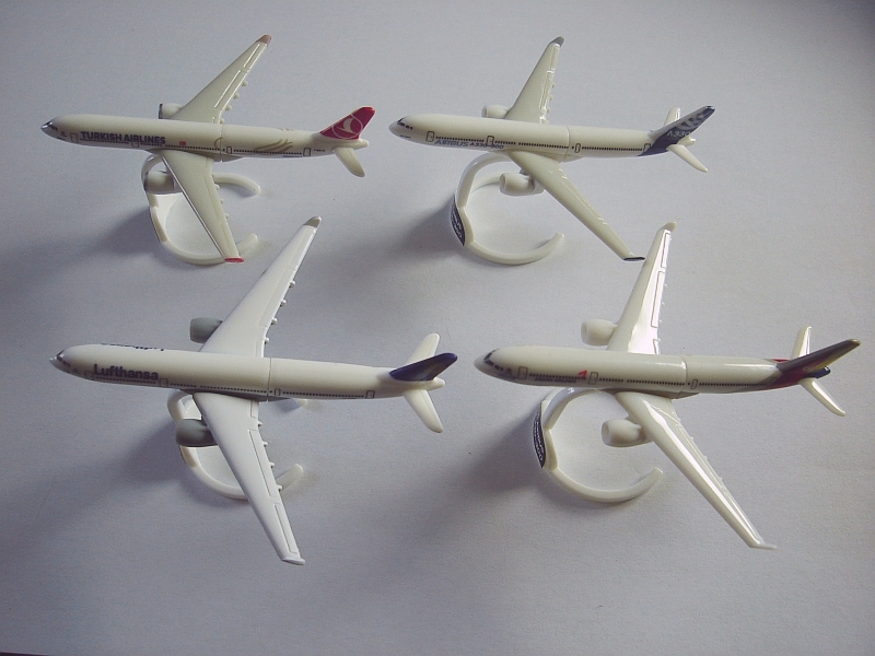 AIRBUS A330-300 AIRLINES 2014 MODEL AIRPLANES SET - KINDER