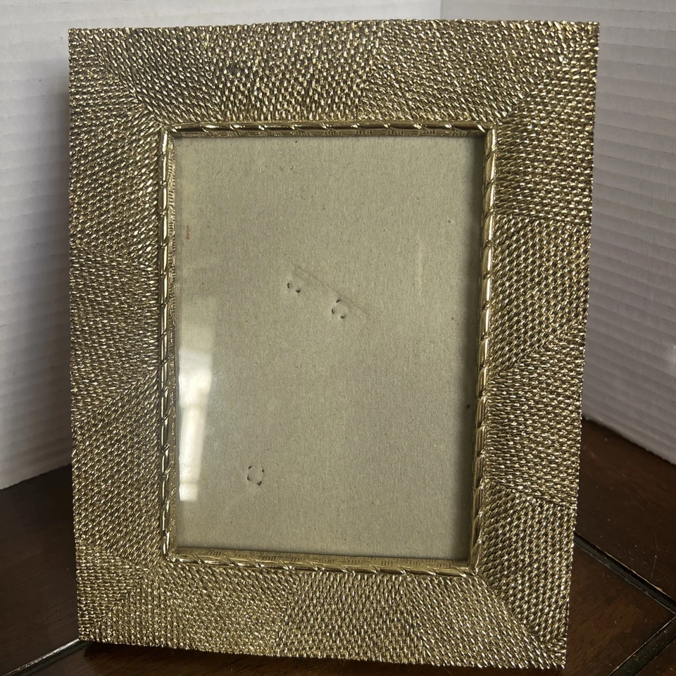 Marco de fotos ornamentado de colección 5”x 7” con diseño de malla dorada y cuerda-parte posterior de terciopelo rojo Foto 2 de 4