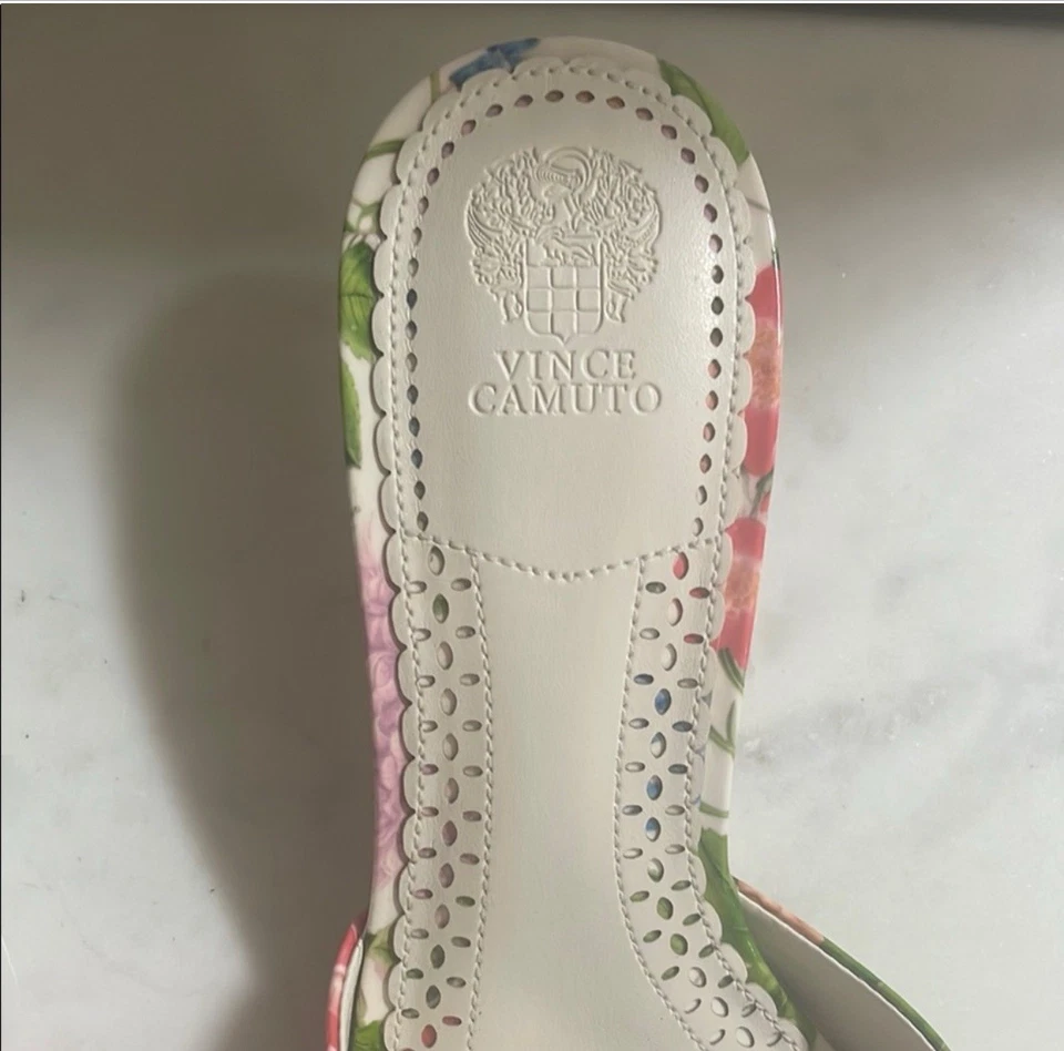 SANDALIAS VINCE CAMUTO SLIDE EN GATITO FLORAL. Perfecto para todos los eventos de verano Foto 4 de 4