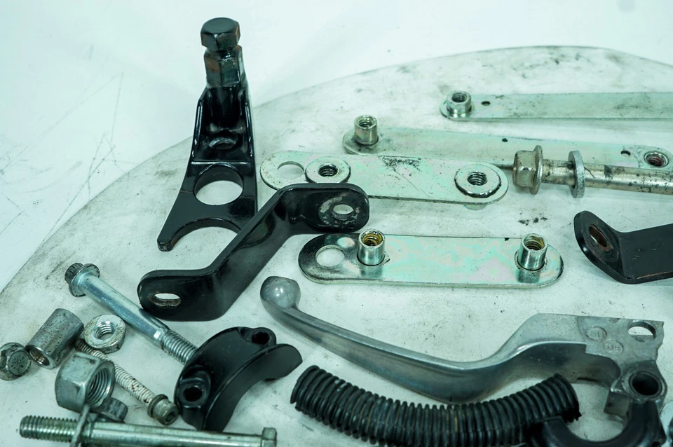 14 pernos tuercas y soportes Harley Heritage Softail Classic FLSTC OEM 1381 Foto 2 de 4