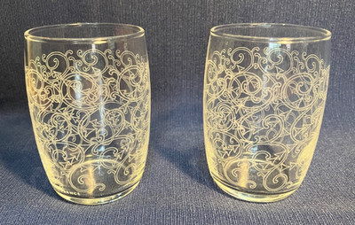 2 x MCM französische weiße abstrakte Schnörkel gemusterte Schnaps-/Spirituosengläser, 8 cm hoch