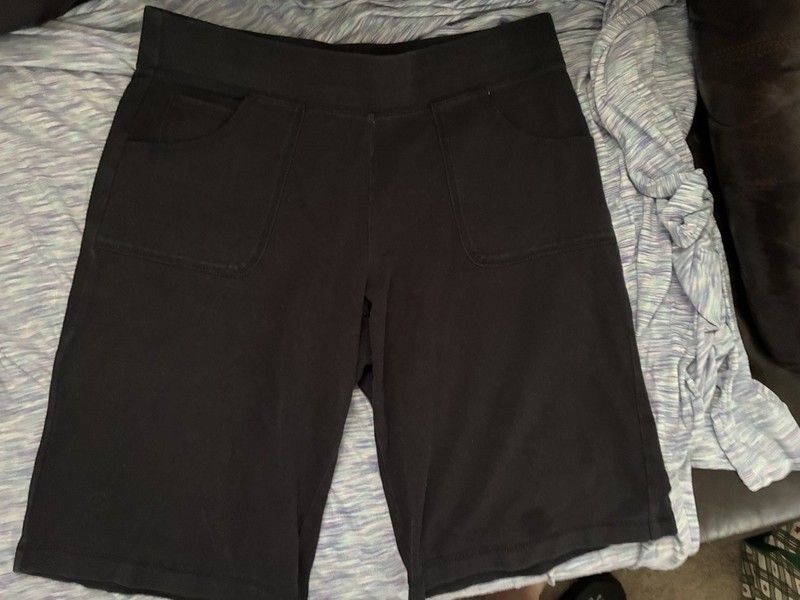 Women’s Black Biker Shorts M Regular Knit Polyester Spandex Stretch Pockets