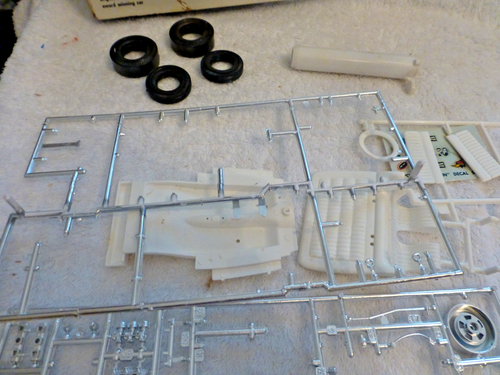 1966 VTG MONOGRAM Model LI'L COFFIN 1/24 New Open box, chassis partly assembled - Picture 12 of 24