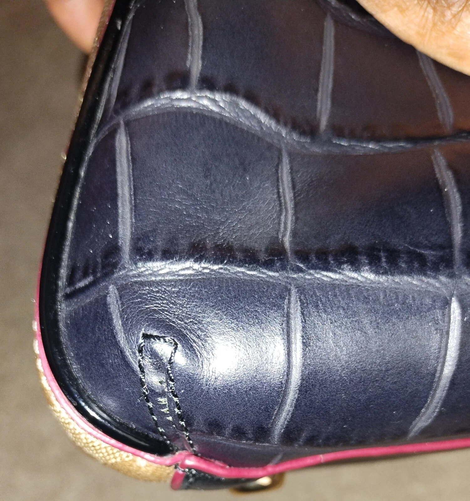 Borsa a tracolla Coach Margot firmata in pelle di serpente goffrata kaki e nera.