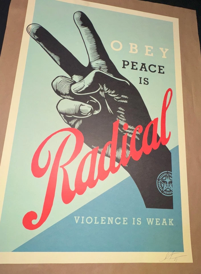 🔥 Impresión firmada por Shepard Fairey “La paz es radical” | Obedecer arte 2023 | 24x36 | COMO NUEVA Foto 3 de 4