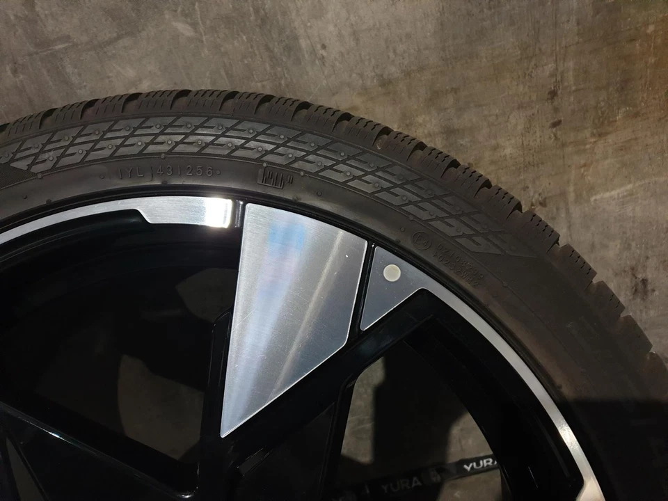 Original Volvo EX30 Alufelgen Winterreifen 245/40 R 20 2024 Nokian 80000289 - Bild 3 von 4