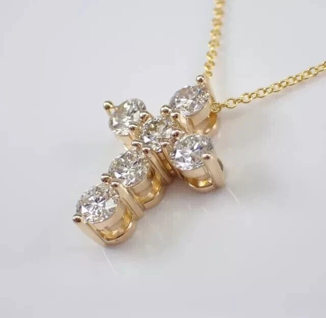 Colgante cruz de diamantes creados en laboratorio de corte redondo de 1 quilate enchapado en oro amarillo de 14 k Foto 4 de 4