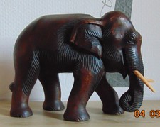 Prachtvoller, handgeschnitzter Elefant aus Massivholz – Ein echtes Schwergewicht