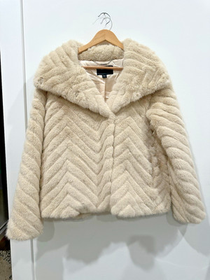 Bernardo Womens Small Beige Chevron Faux Fur Cropped Jacket Plush