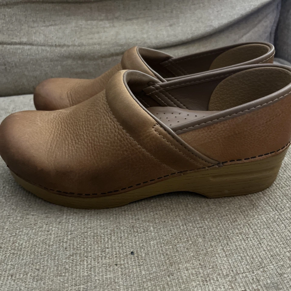 Tamancos femininos profissionais de couro desgastado com mel Dansko, tamanho UE 39/EUA 8,5-9 - Imagem 4 de 4