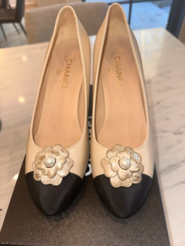 CHANEL WOMENS PUMP SIZE 41.5 BEIGE CALFSKIN/ BLACK GROSGRAIN/ CAMELLIA 3.5" HEEL - Picture 9 of 14