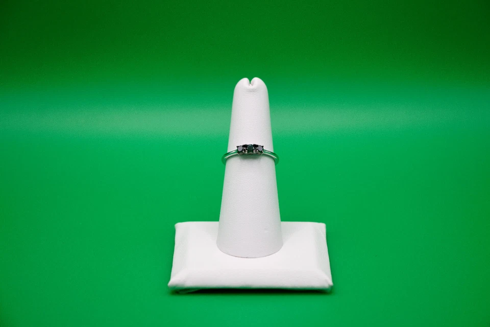 Anillo de 3 piedras con diamantes negros de 0,35 quilates en rodio sobre plata de ley talla 6,0 Foto 2 de 4