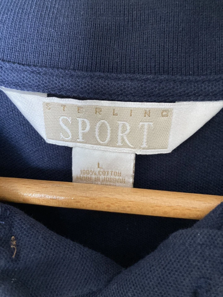 Camisa Polo Para Hombres De Colección KB Toys Empleado/Personal Azul Oscuro Bordado Logo Talla L Foto 3 de 4