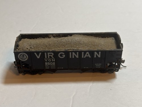 Tolva Virginian VGN 9502 escala HO 2 bahías con ruedas de metal de carga y Kadees | Zustand: Used