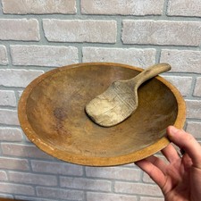 Antiguo cuenco de mantequilla de madera primitivo del siglo XIX con cuchara de paleta granja