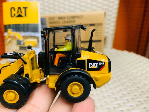 Caterpillar Cat 906H Compact Wheel Loader 1/50 Scale DieCast Model DM85213 - Picture 8 of 8