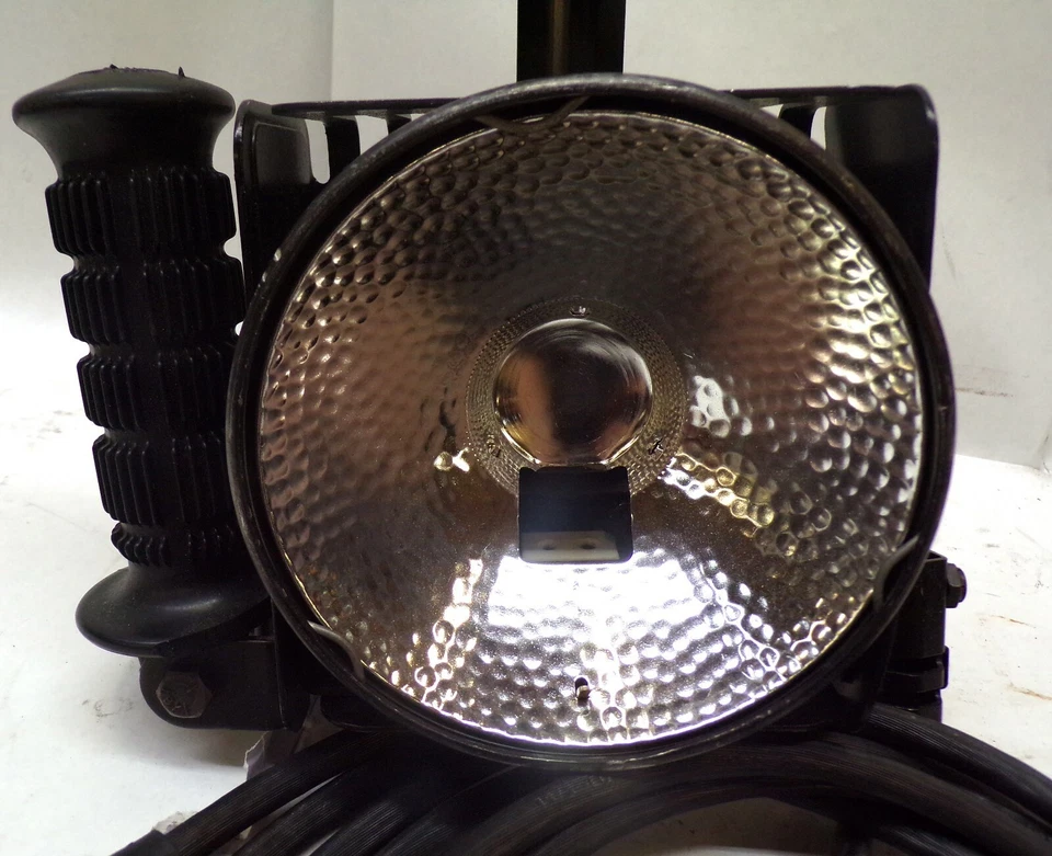 LOWEL OMNI LIGHT, NO BULB, 12-120 V, 100-500 W, 8.3-4.2 AMPS, HAS ON/OFF SWITCH - Image 3 of 4