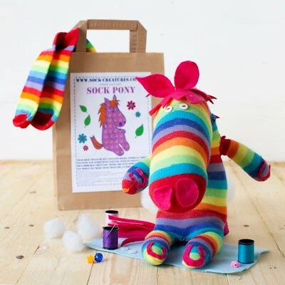 SOCK CREATURES Kit artesanal calcetín pony | Kit de costura | Kit de artesanía para niños | Haz tu propio caballo