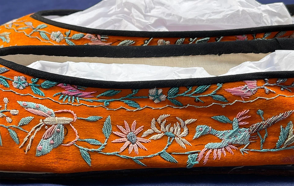 Старинный китайский оранжевый шелк вышитый цветочный бабочка птица тапочки туфли винтажный - Изображение 4 из 4