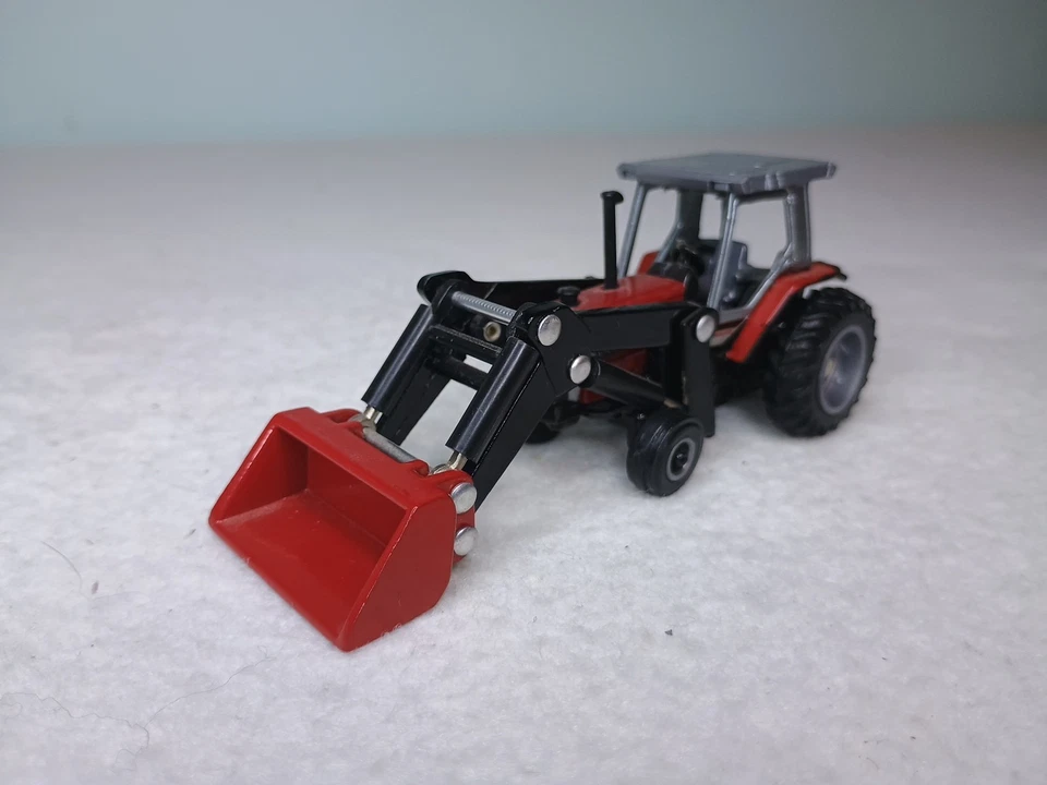 ERTL 1:64 Scale Massey Ferguson 3120 With Front Bucket Display Only - Image 2 of 4