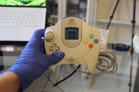 SEGA Dreamcast Console Bundle- 2 Controllers - 2 VMUS - 1 Memory Card - HKT-3020