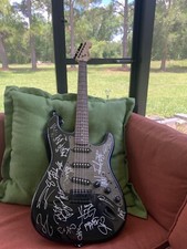 Chitarra elettrica Squier Fender, firmata da Saints Of Valory e altri!!!