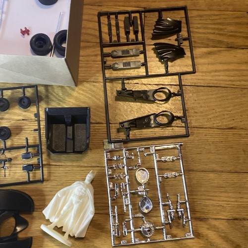 AMT Batman Batmobile Plastic Model Kit 1/25 Scale New Open Box - Picture 6 of 9