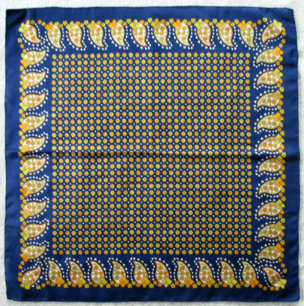 Foulard Carré Vintage En Soie - Dimensions 67x67 Cm - Couleur Verte - Occasion En Bon état