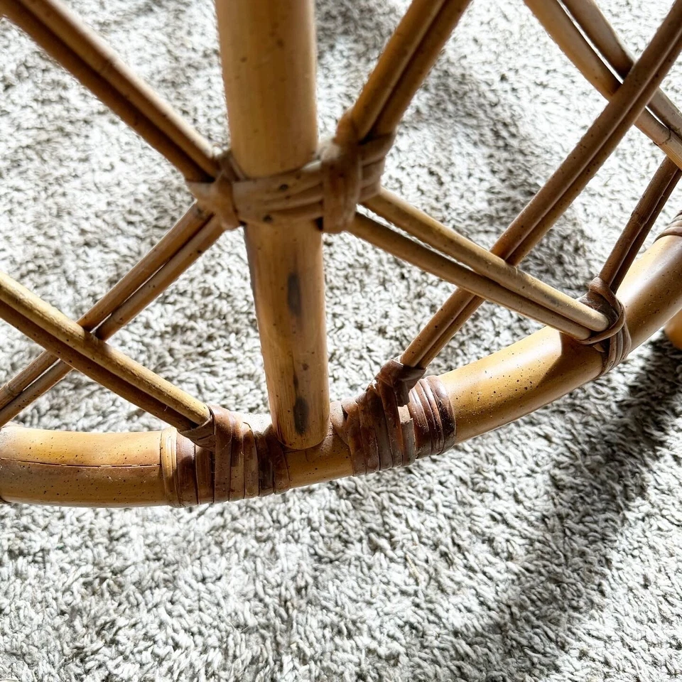 Mesa de comedor Boho Chic de bambú ratán circular con tapa de vidrio de Ficks Reed Foto 4 de 4