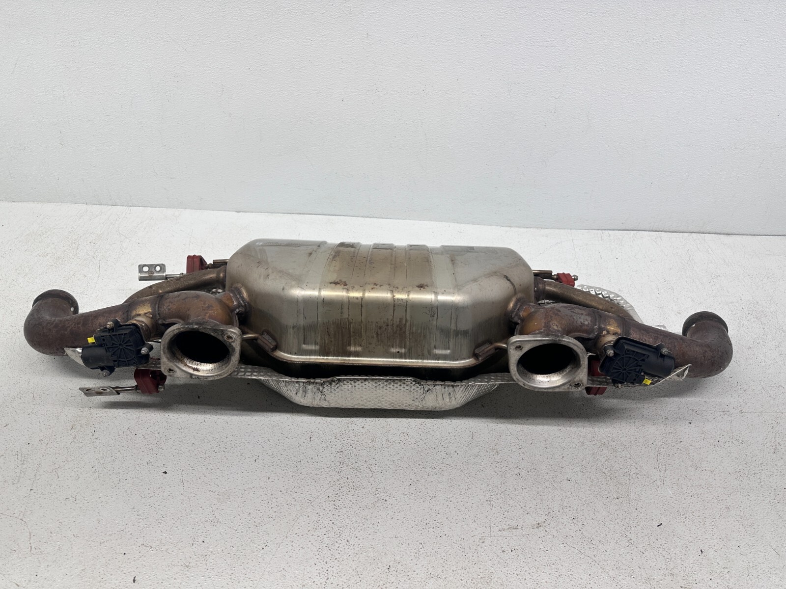 Rear Exhaust Muffler Silencer Tail Pipe V12 HY53-5230-AE Aston Martin DB11 17-23