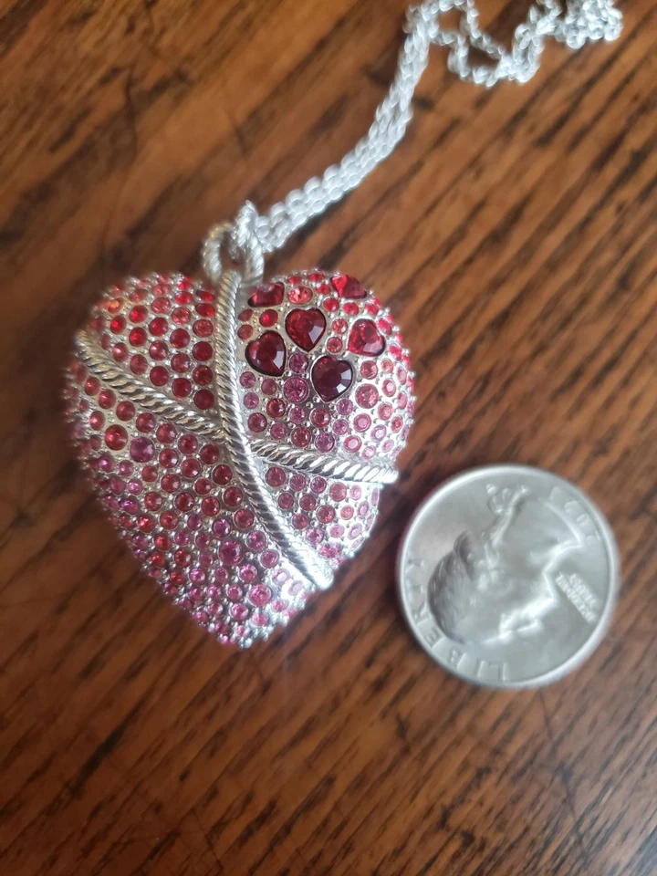 Large Genuine SWAROVSKI CRYSTAL SWAN BRAND HEART NECKLACE MINT WITH CHAIN. PINK - Image 3 of 4