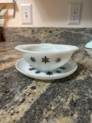 Vintage JAJ Pyrex Black & White Gaiety Snowflake Sauce / Gravy Boat w Underplate