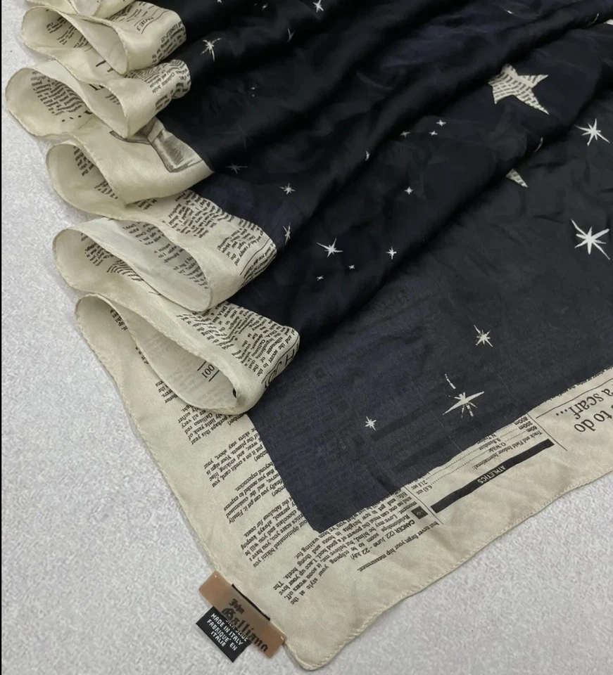 JOHN GALLIANO VINTAGE NEWS PAPER SCARF SILK MADE IN ITALY Foto 3 de 4