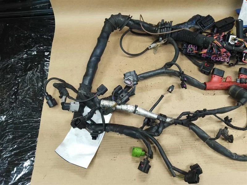 AUDI Q5 3.2 EFI 2010 AWD en el compartimiento del motor arnés de cableado con caja de fusibles 8K1971072Kq Foto 2 de 4