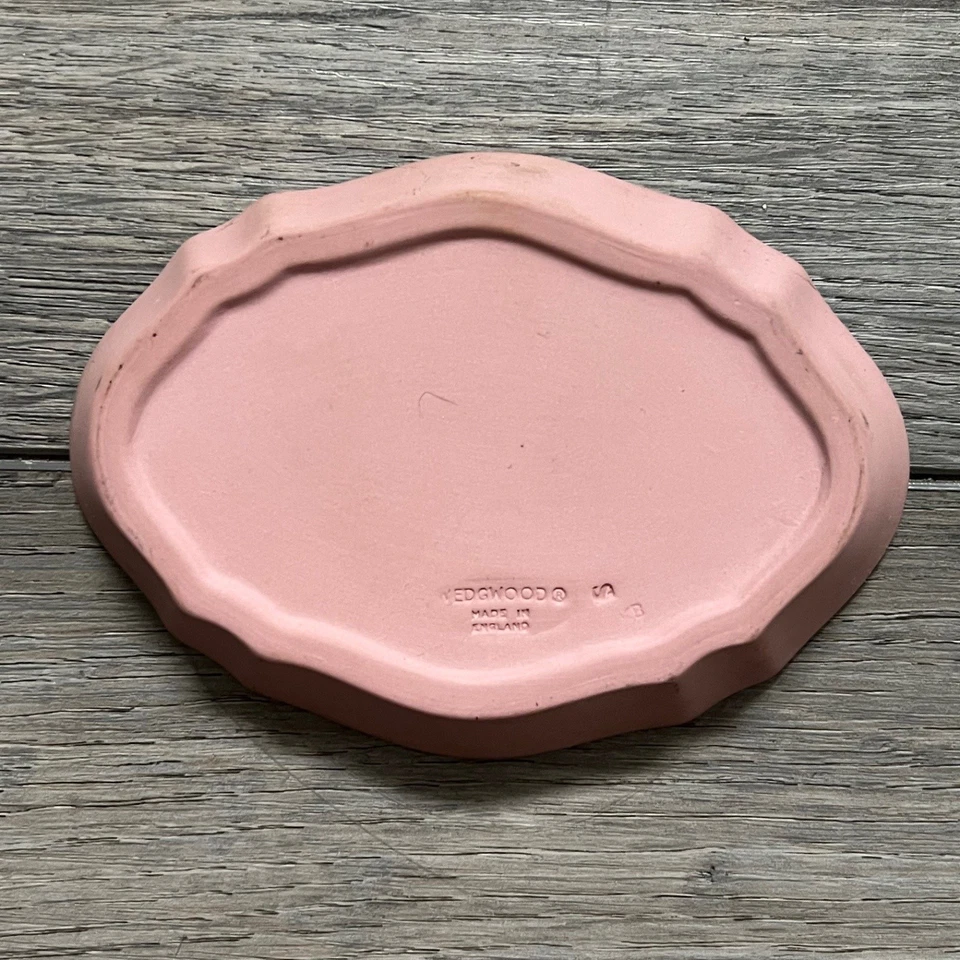 Plato de baratija ovalado de jaspe rosa Wedgwood querubines blancos en juego hecho en Inglaterra Foto 4 de 4