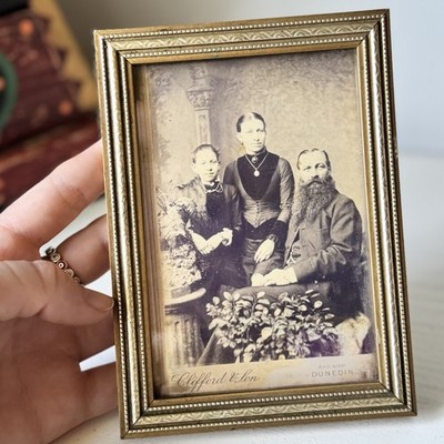 Vintage Messingfarbener Bilderrahmen mit antikem Familienportrait Dunedin Neuseeland