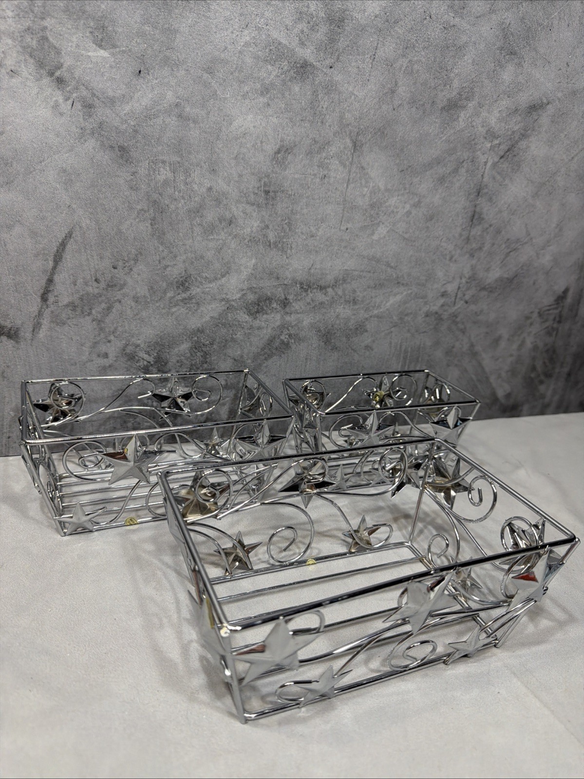 как выглядит Set of 3 Silver Metal Wire Rectangular Baskets Scroll Star Design Indoor фото