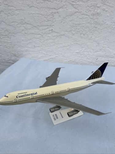 Continental Airlines Boeing 747-200 Plastic Model +Stand 1:250 Scale - Picture 5 of 8