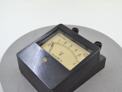 Training Voltmeter 6 volts DC - Physical device 80s - Direct current Voltmeter