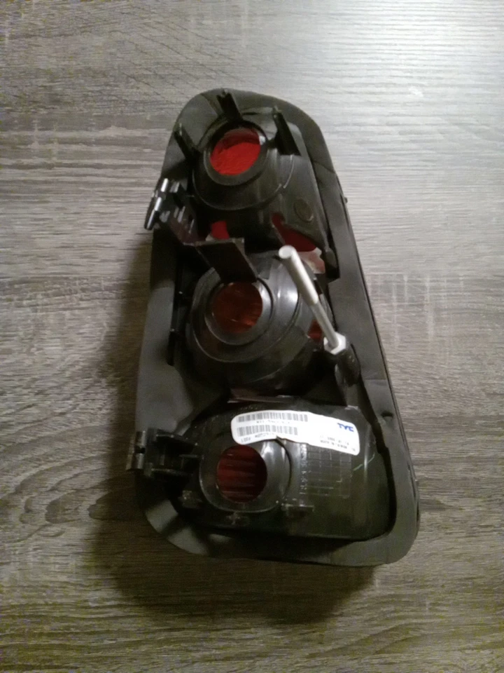 TYC Products 11-5969-01 RIGHT TAIL LIGHT ASSEMBLY For MINI COOPER 2006-2002 — 第 3/4 张图片