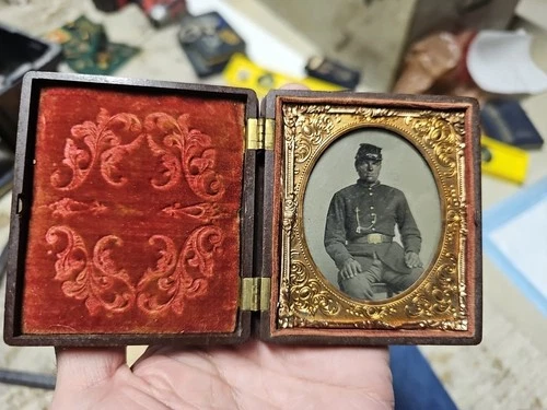 Exc Condition Original Civil War Soldier Tintype Photograph in uniform . Cased