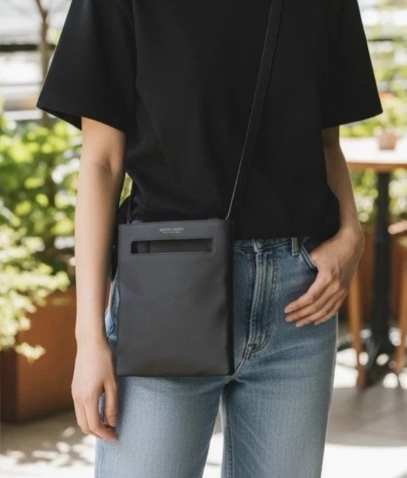 NUEVO CON ETIQUETAS $2520 Bolso de Hombro Mensajero de Cuero Bottega Veneta UNISEX Negro