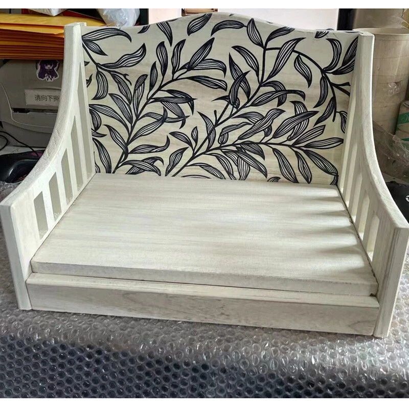 Sofá cama de madera con telón de fondo accesorios de fotografía para bebé recién nacido para sesión de fotos de estudio  Foto 3 de 4