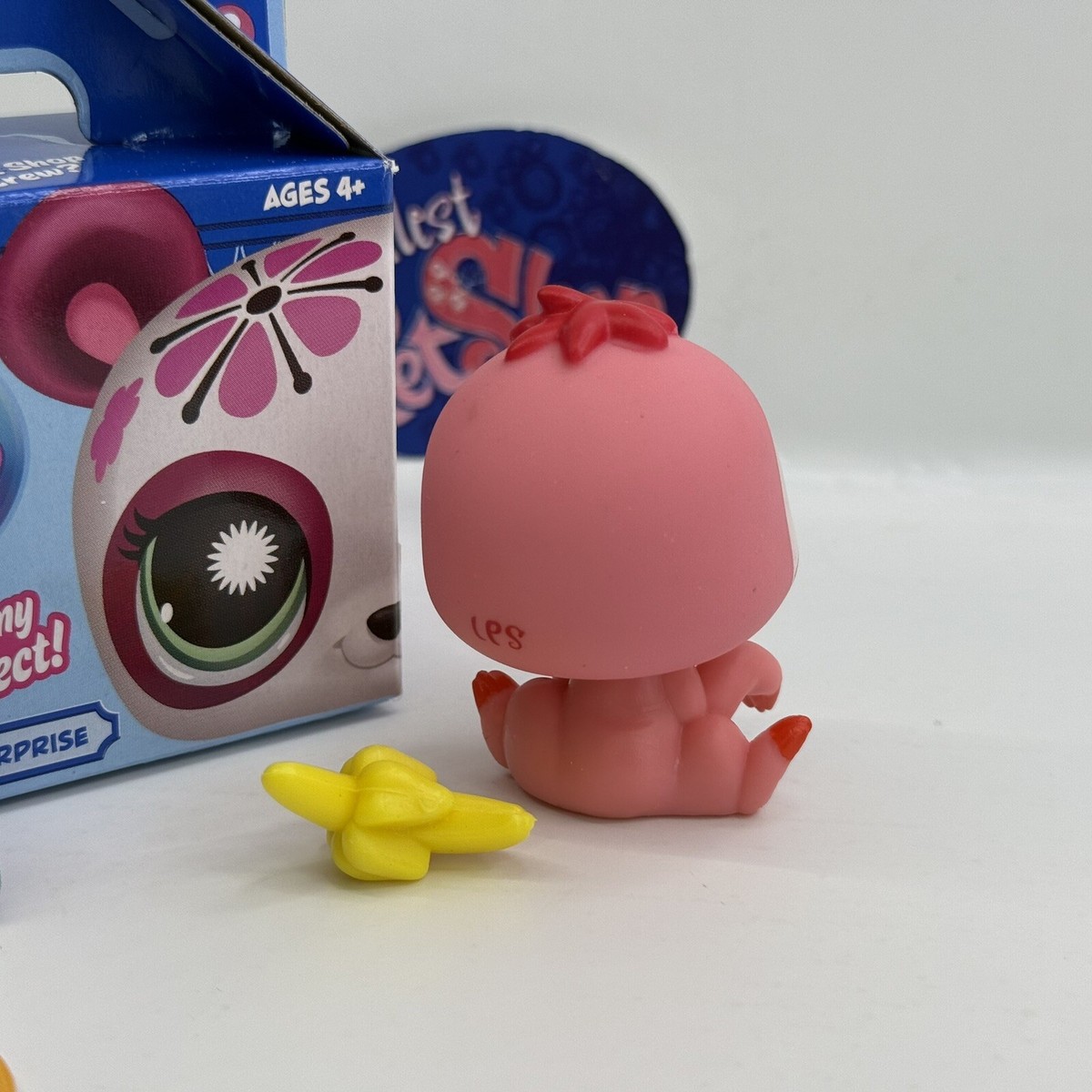 Littlest Pet Shop: Portable Pets - Penguin with Sled
