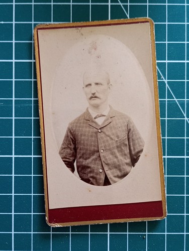 UF848 CDV Photo circa 1900 buste homme dans un parc UF848 CDV Photo circa 1900 buste homme dans un parc