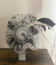 Flawless Black  White Mesh Feathered Fascinator Hat For Women NWOT With Display