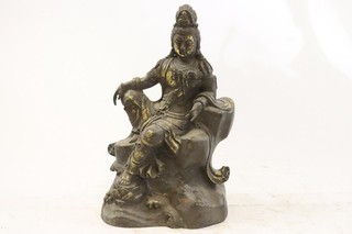 Guanyin auf Fels Bronze Figur Restvergoldung China (IE599)