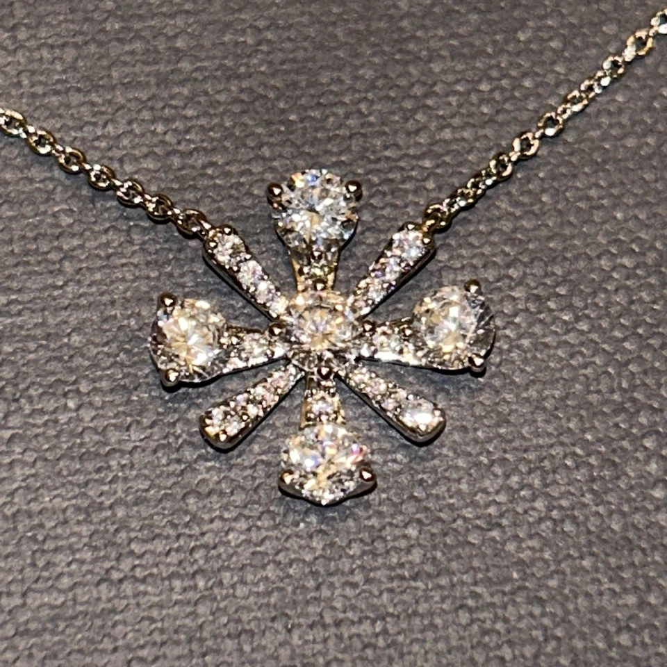 Collar Eliot Danori Brillante Floral Copo de Nieve Colgante Chapado en Rodio Foto 4 de 4