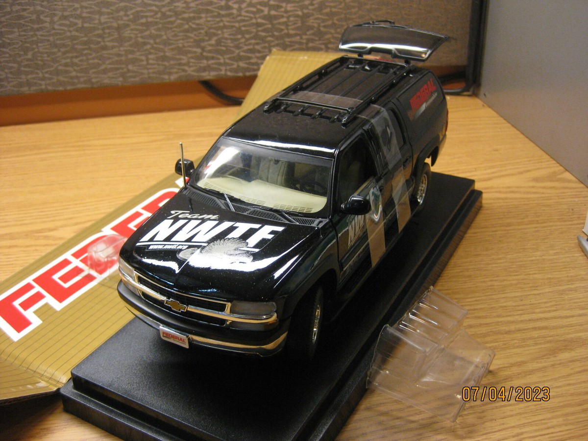 1/18 2002 CHEVROLET SUBURBAN BY ERTL,