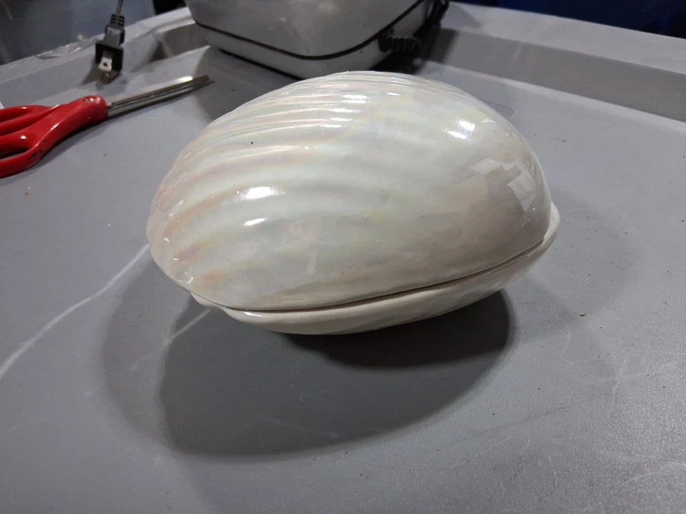 Plato de baratija vintage de cerámica iridiscente con con tapa de mar blanco Foto 4 de 4